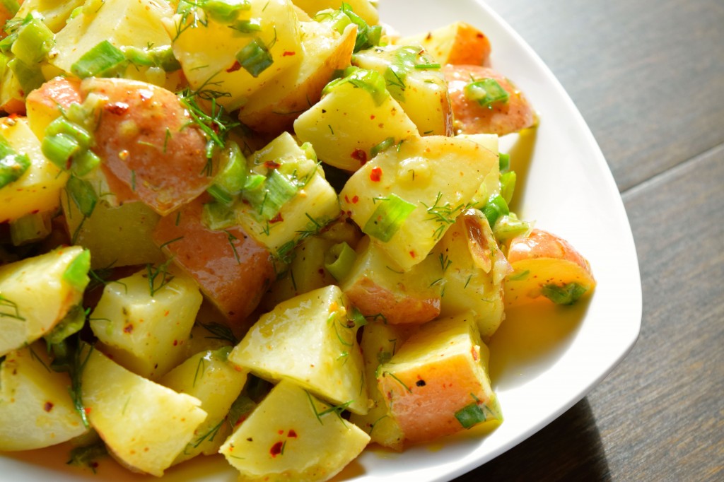 Red Skin Potato Salad | http://homemaderecipes.com/course/vegetables-sides/15-potato-side-dishes/